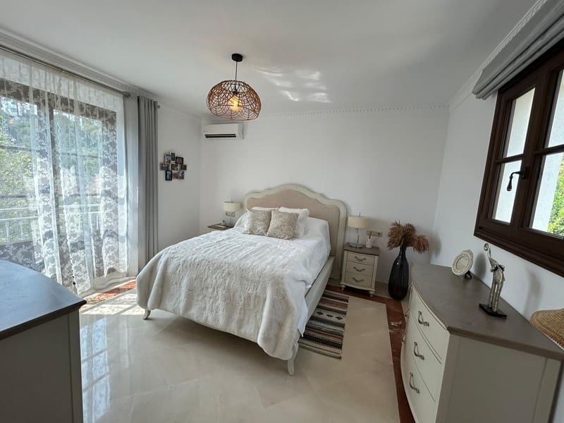 4 bedroom Villa for sale in Estepona with pool garage - € 1,790,000 (Ref: 8547062)