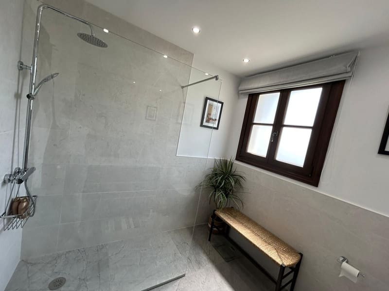 4 bedroom Villa for sale in Estepona with pool garage - € 1,790,000 (Ref: 8547062)