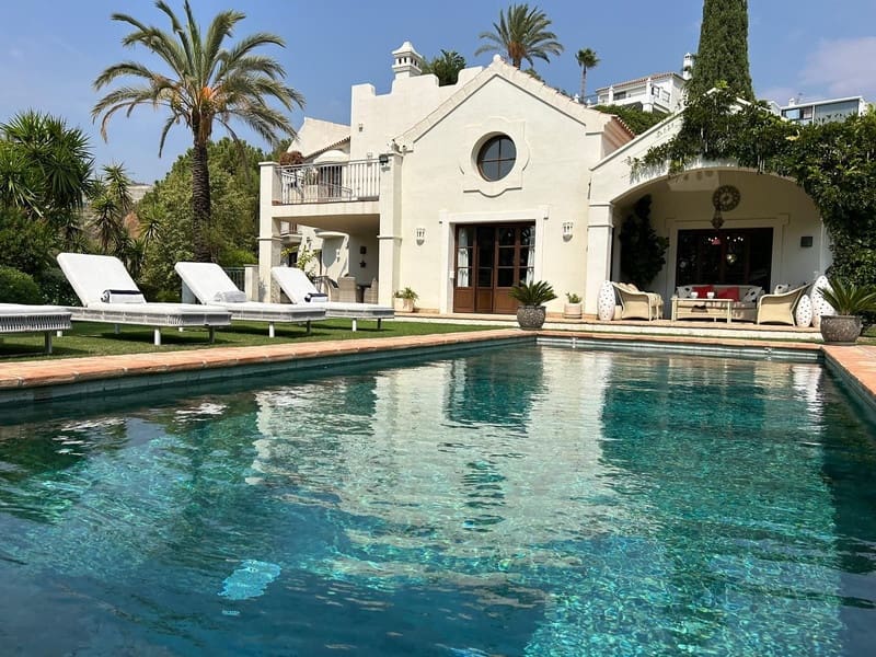 4 bedroom Villa for sale in Estepona with pool garage - € 1,790,000 (Ref: 8547062)