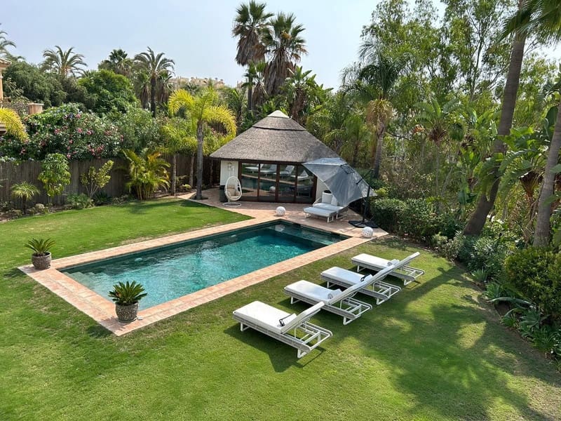 4 bedroom Villa for sale in Estepona with pool garage - € 1,790,000 (Ref: 8547062)