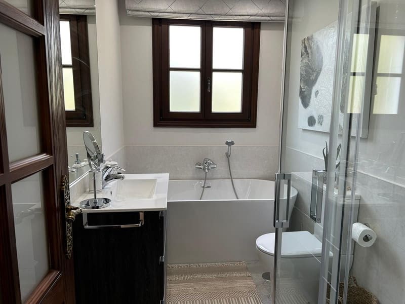 4 bedroom Villa for sale in Estepona with pool garage - € 1,790,000 (Ref: 8547062)