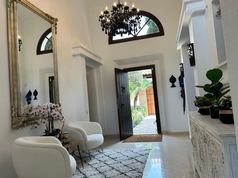 4 bedroom Villa for sale in Estepona with pool garage - € 1,790,000 (Ref: 8547062)