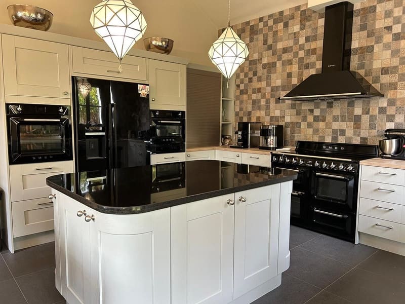 4 bedroom Villa for sale in Estepona with pool garage - € 1,790,000 (Ref: 8547062)