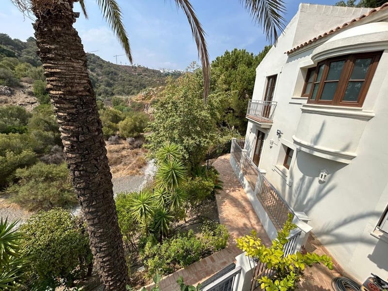 4 bedroom Villa for sale in Estepona with pool garage - € 1,790,000 (Ref: 8547062)