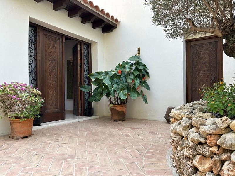 4 bedroom Villa for sale in Estepona with pool garage - € 1,790,000 (Ref: 8547062)