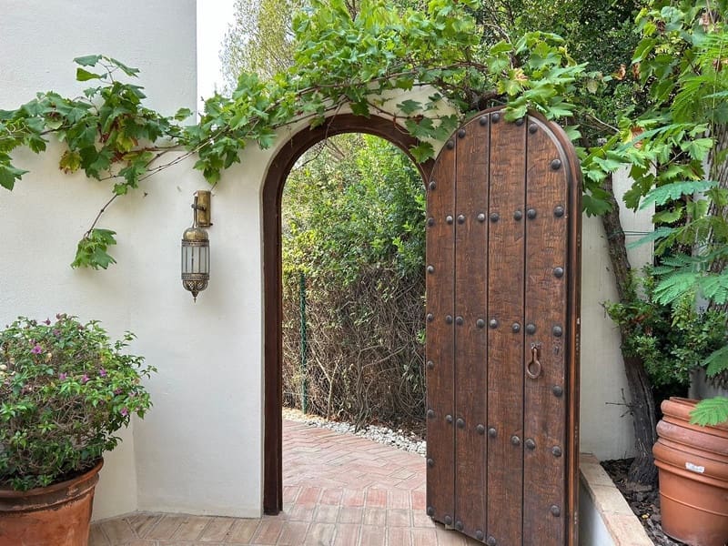 4 bedroom Villa for sale in Estepona with pool garage - € 1,790,000 (Ref: 8547062)