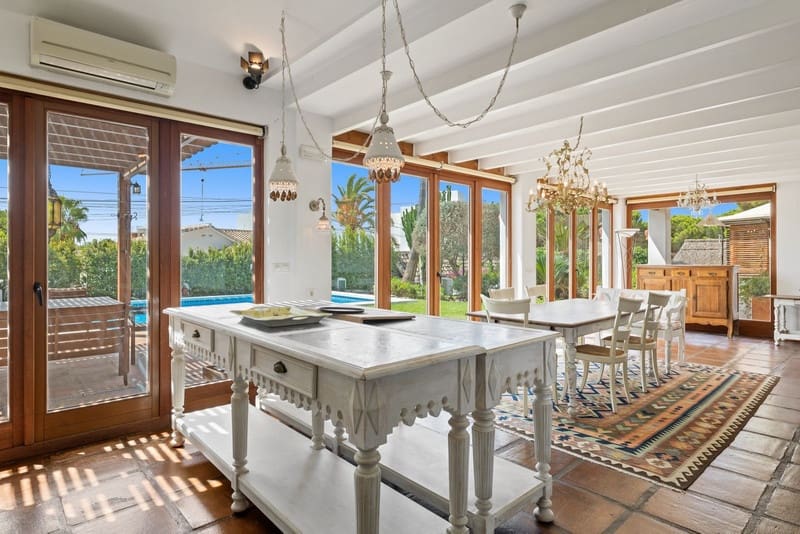 6 bedroom Villa for sale in Marbella with pool garage - € 1,795,000 (Ref: 8556881)