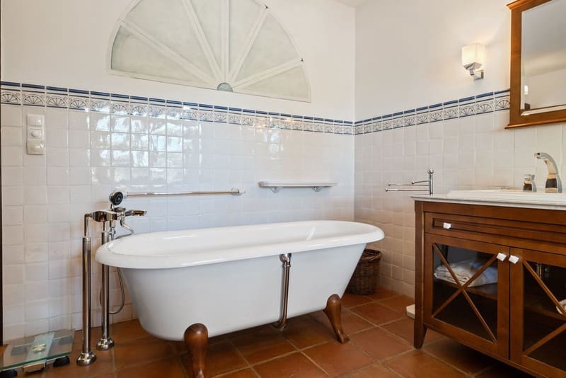 6 sypialnia Willa na sprzedaż w Marbella z basenem garażem - 1 795 000 € (Ref: 8556881)