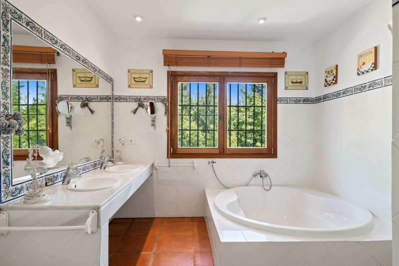 6 sypialnia Willa na sprzedaż w Marbella z basenem garażem - 1 795 000 € (Ref: 8556881)