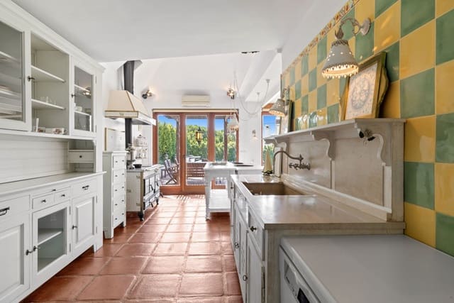 6 sovrum Villa till salu i Marbella med pool garage - 1 795 000 € (Ref: 8556881)