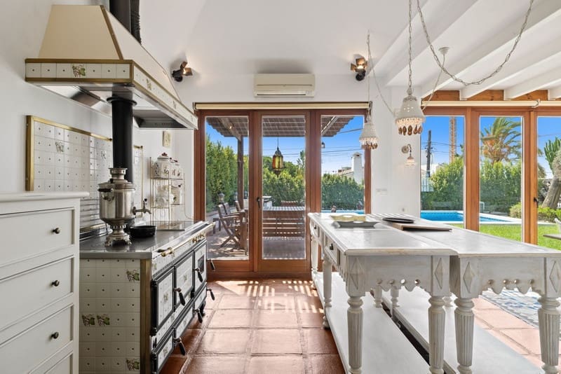 6 sypialnia Willa na sprzedaż w Marbella z basenem garażem - 1 795 000 € (Ref: 8556881)