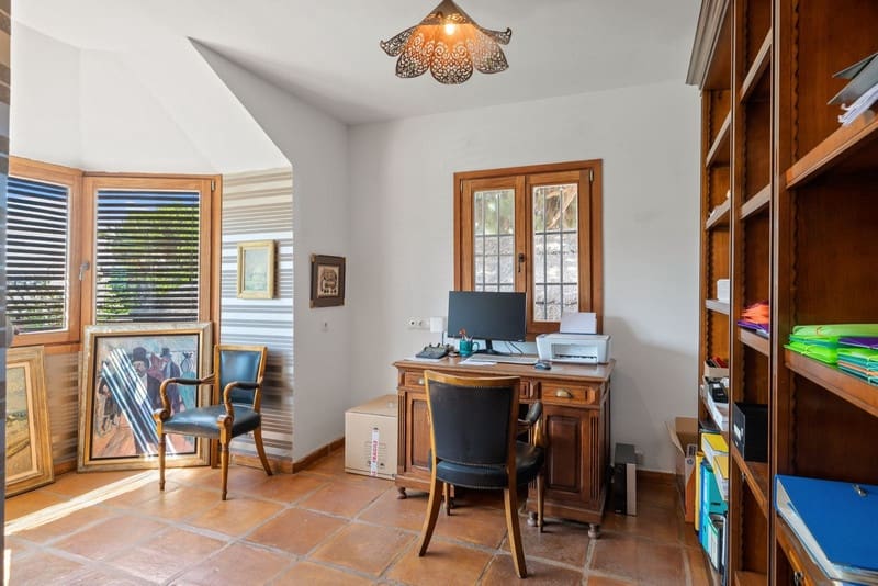 6 sypialnia Willa na sprzedaż w Marbella z basenem garażem - 1 795 000 € (Ref: 8556881)