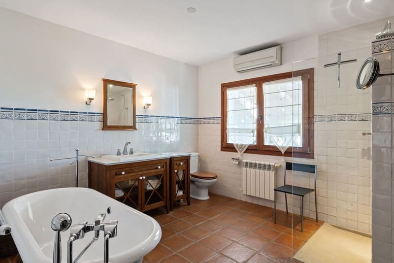 6 sypialnia Willa na sprzedaż w Marbella z basenem garażem - 1 795 000 € (Ref: 8556881)