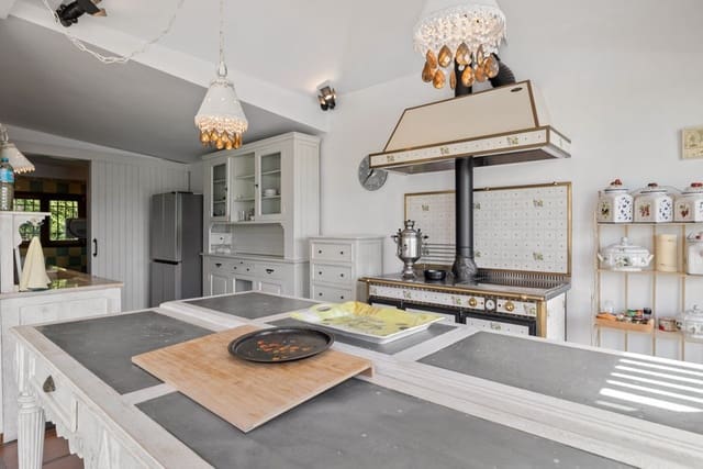 6 sovrum Villa till salu i Marbella med pool garage - 1 795 000 € (Ref: 8556881)