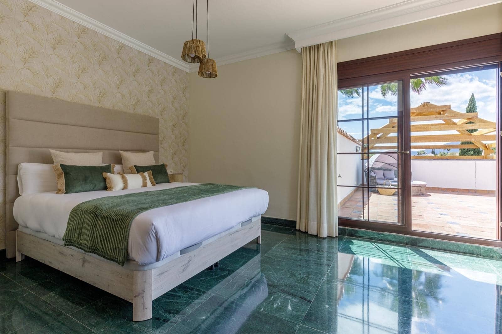 5 bedroom Villa for sale in Mijas Costa with pool garage - € 1,600,000 (Ref: 8556883)