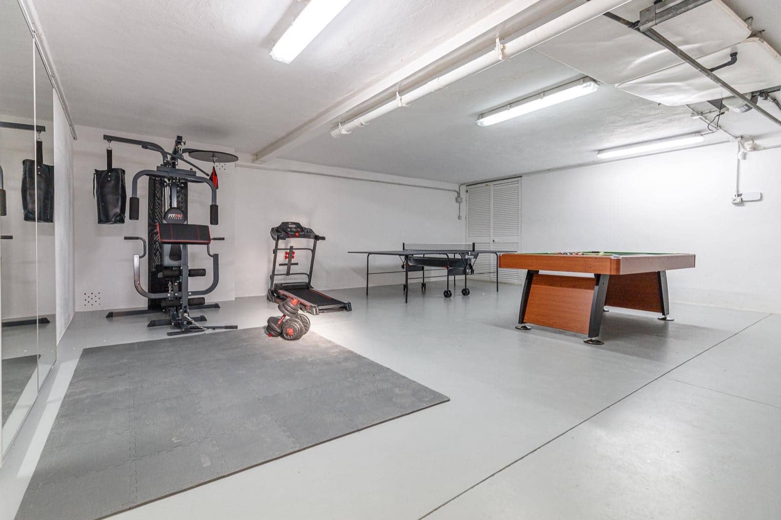 5 bedroom Villa for sale in Mijas Costa with pool garage - € 1,600,000 (Ref: 8556883)