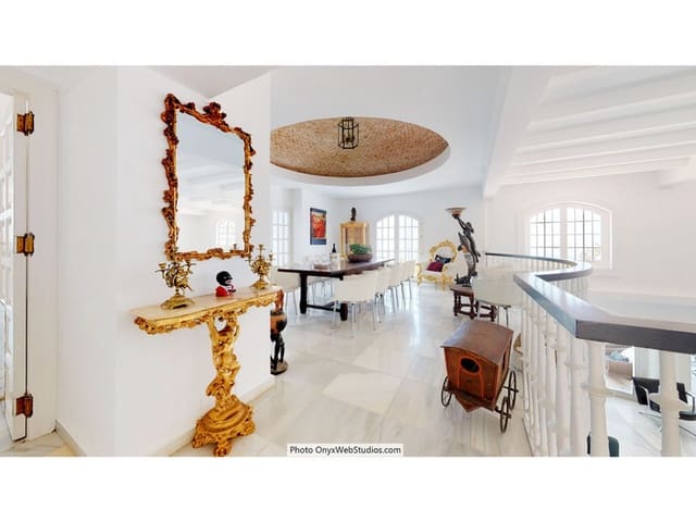 Villa til salgs i Mijas med svømmebasseng garasje - € 4 500 000 (Ref: 8564734)
