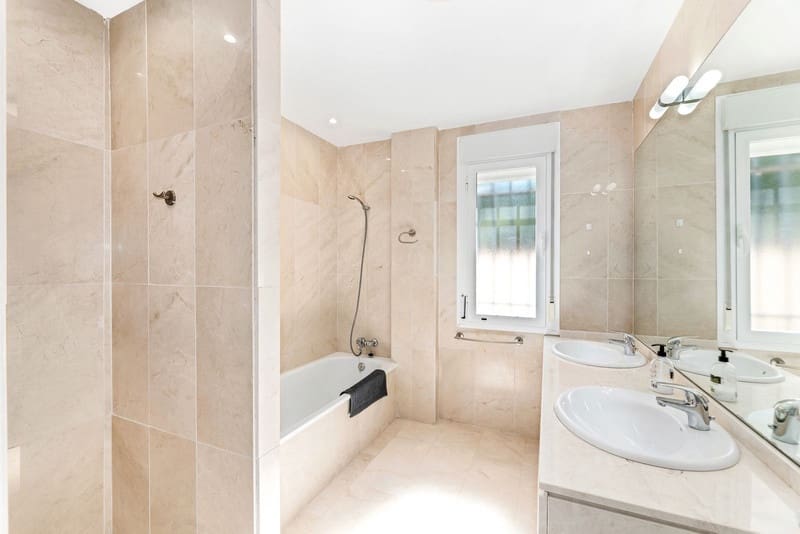 4 bedroom Villa for sale in Riviera del Sol with pool garage - € 699,000 (Ref: 8580025)