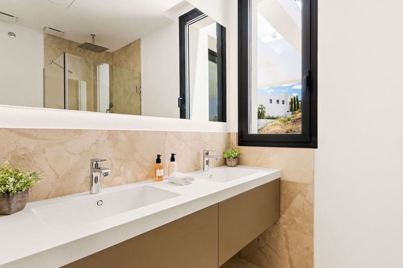 5 bedroom Villa for sale in Benahavis with pool garage - € 4,995,000 (Ref: 8597400)