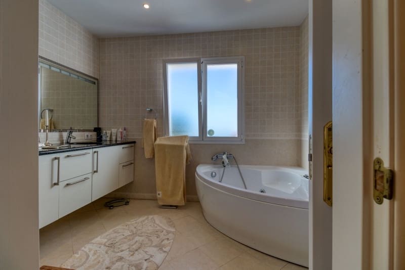 4 bedroom Villa for sale in Mijas with pool garage - € 1,499,000 (Ref: 8599528)