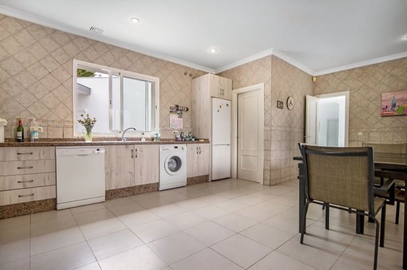 5 sovrum Villa till salu i Sotogrande med pool garage - 1 350 000 € (Ref: 8601768)