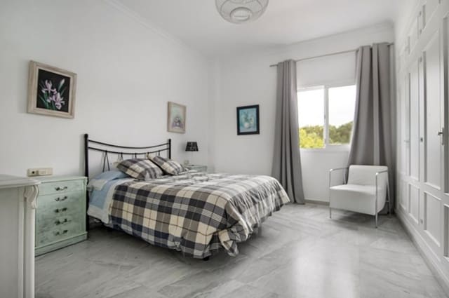 5 sovrum Villa till salu i Sotogrande Alto, San Roque med pool garage - 1 350 000 € (Ref: 8601768)