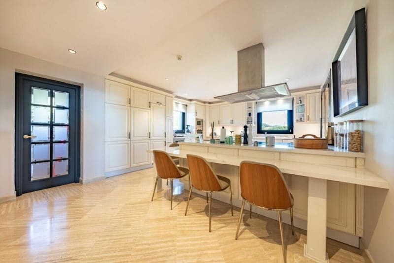 4 bedroom Penthouse for sale in Marbella with pool garage - € 4,250,000 (Ref: 8601771)