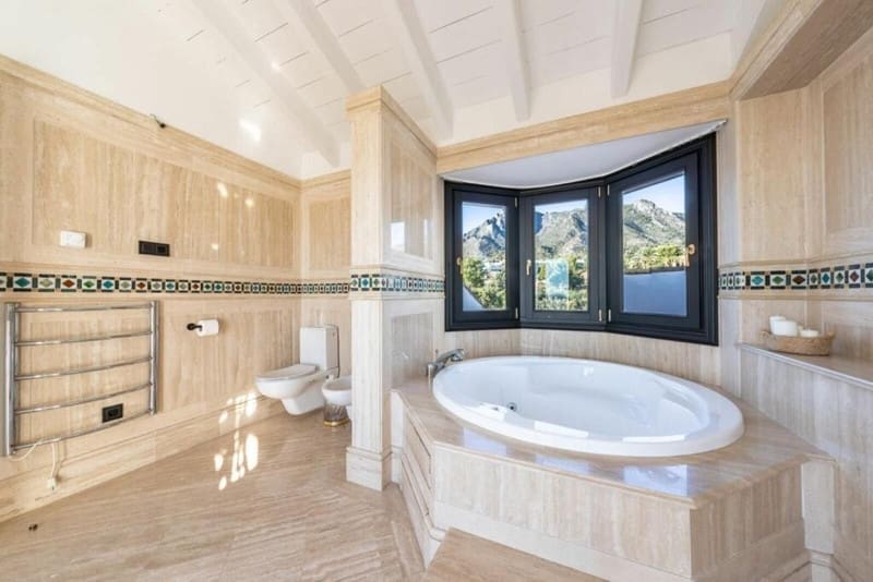 4 bedroom Penthouse for sale in Marbella with pool garage - € 4,250,000 (Ref: 8601771)