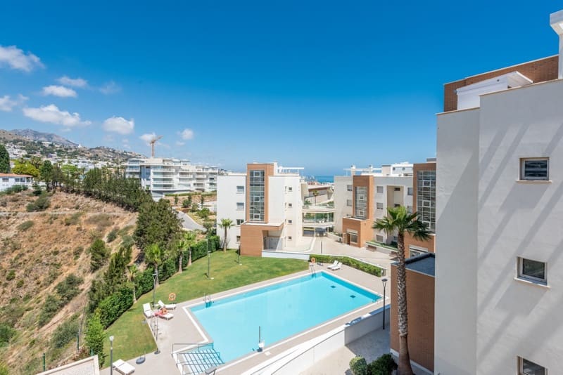 3 bedroom Penthouse for sale in Fuengirola with pool garage - € 946,000 (Ref: 8601772)
