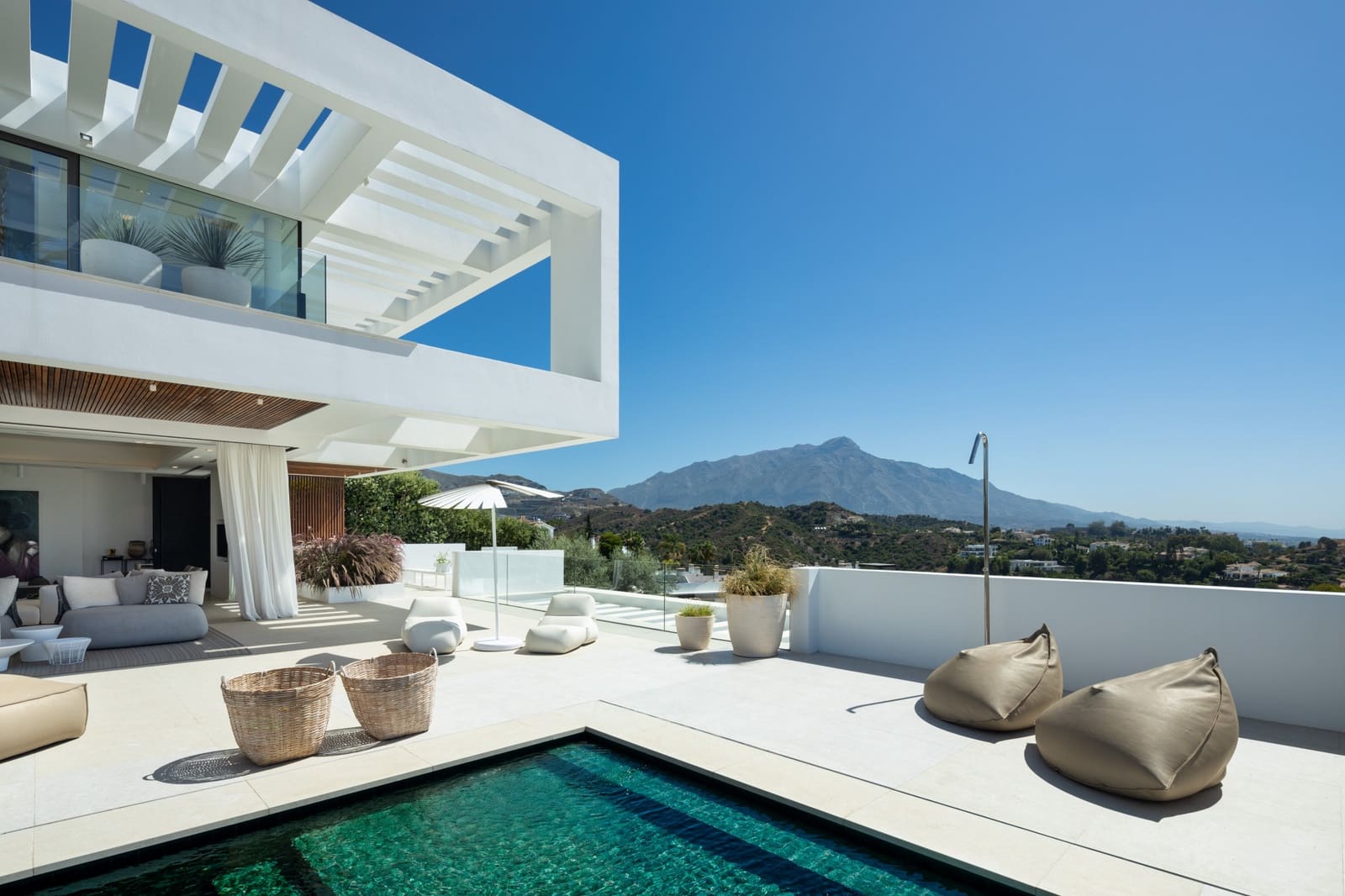 6 bedroom Villa for sale in La Quinta with pool garage - € 6,950,000 (Ref: 8605163)