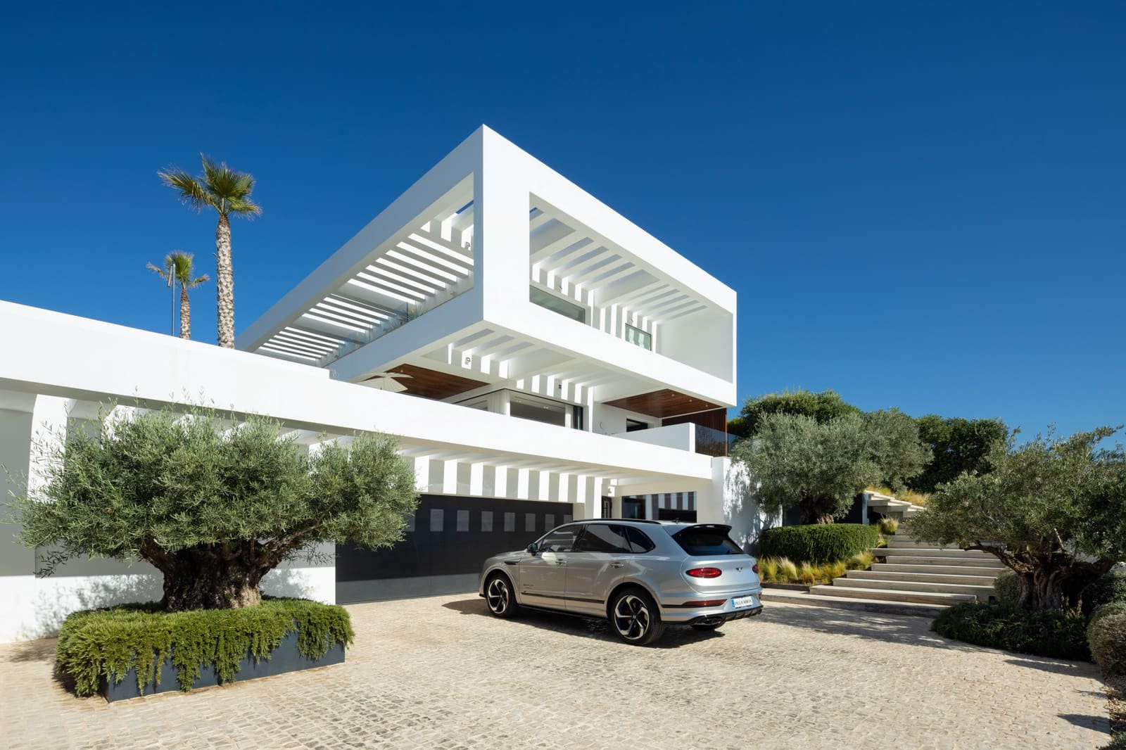 6 bedroom Villa for sale in La Quinta with pool garage - € 6,950,000 (Ref: 8605163)