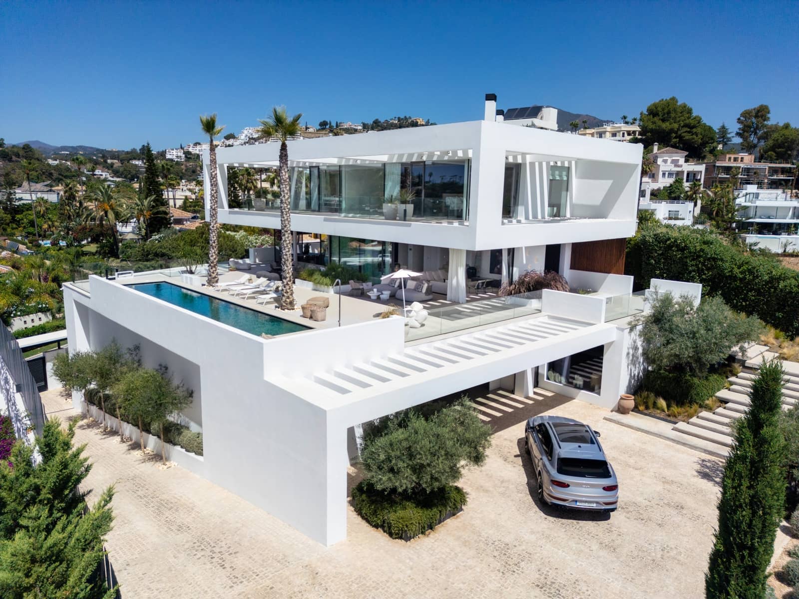 6 bedroom Villa for sale in La Quinta with pool garage - € 6,950,000 (Ref: 8605163)