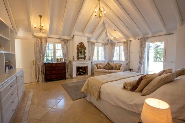 Chalet de 7 habitaciones en Sotogrande, San Roque en venta con piscina garaje - 1.995.000 € (Ref: 8612393)