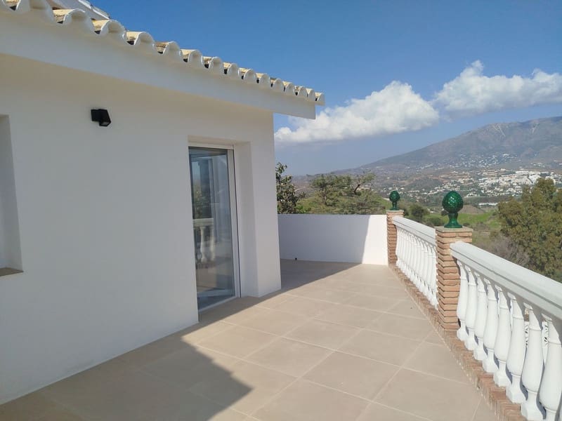 3 sypialnia Willa na sprzedaż w Mijas Costa z basenem garażem - 950 000 € (Ref: 8640852)