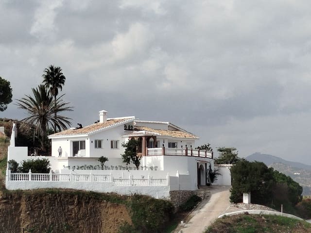 3 sypialnia Willa na sprzedaż w Mijas Costa, Mijas z basenem garażem - 950 000 € (Ref: 8640852)