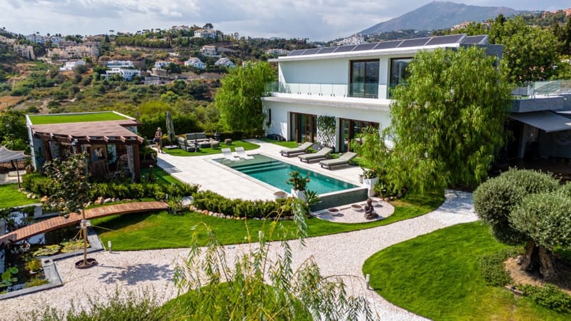 5 bedroom Villa for sale in Benahavis with pool garage - € 3,950,000 (Ref: 8644784)