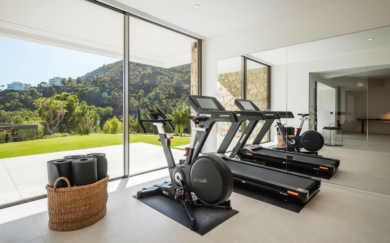 6 bedroom Villa for sale in Benahavis with pool garage - € 6,995,000 (Ref: 8683294)