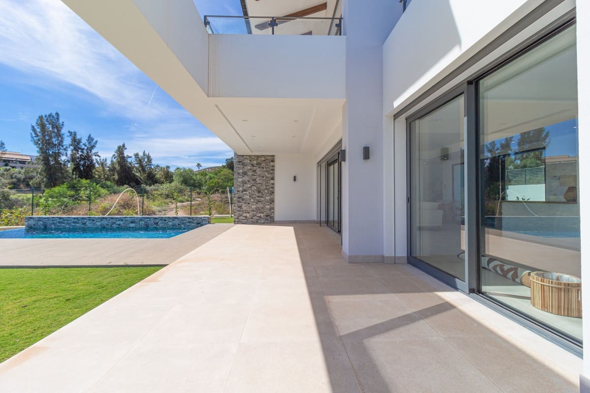 4 bedroom Villa for sale in Mijas Costa with pool garage - € 1,650,000 (Ref: 8689518)