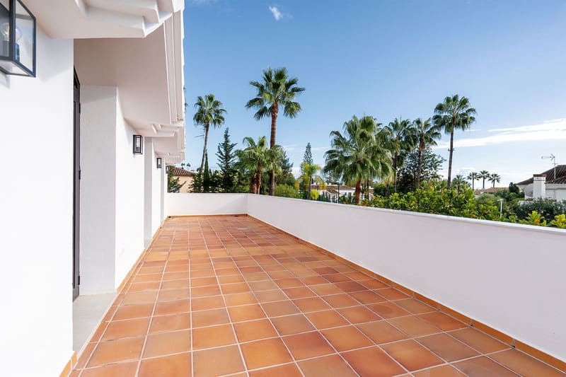 4 bedroom Villa for sale in Nueva Andalucia with pool garage - € 2,650,000 (Ref: 8712640)