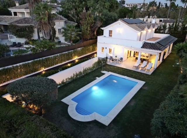 Chalet de 4 habitaciones en Nueva Andalucia, Marbella en venta con piscina garaje - 2.650.000 € (Ref: 8712640)
