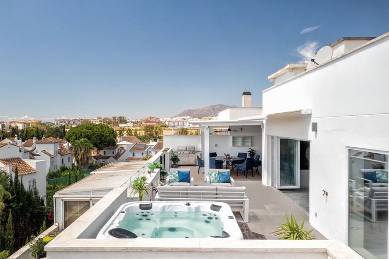 Ático de 3 habitaciones en Nueva Andalucia en venta con piscina garaje - 1.095.000 € (Ref: 8727502)