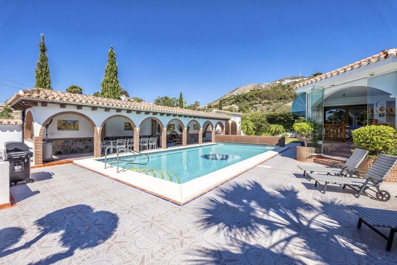 6 makuuhuone Huvila myytävänä paikassa Benalmadena Costa mukana uima-altaan 
autotalli - 1 390 000 € (Ref: 8727503)