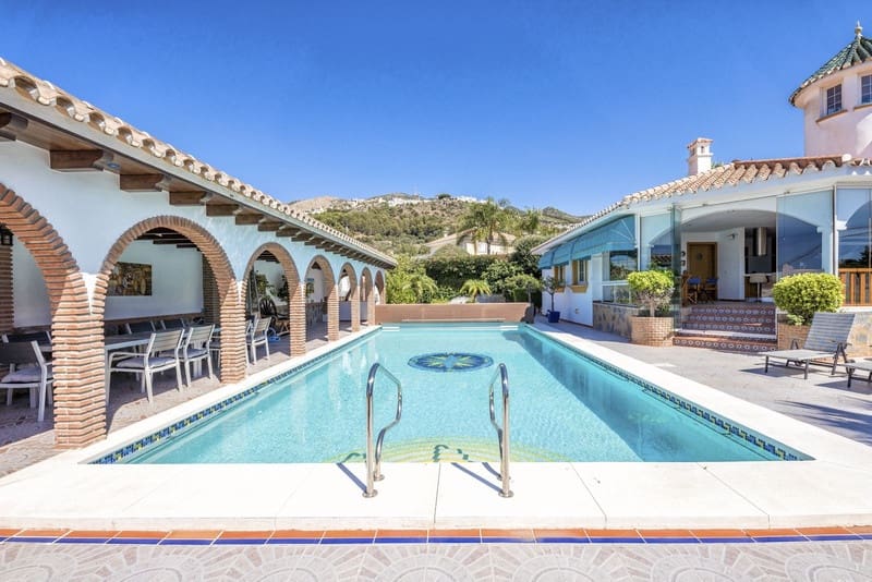 6 makuuhuone Huvila myytävänä paikassa Benalmadena Costa mukana uima-altaan 
autotalli - 1 390 000 € (Ref: 8727503)