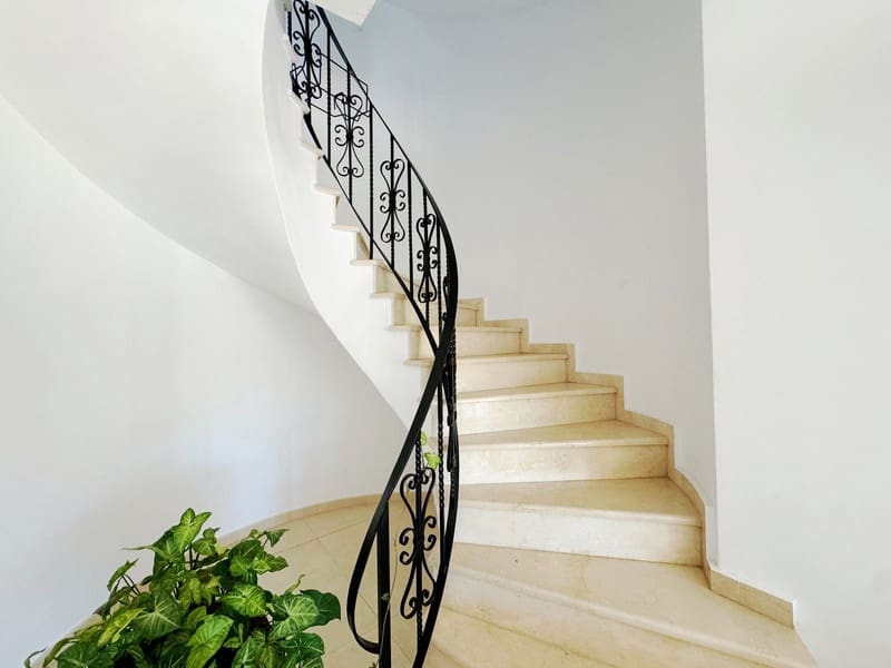 8 bedroom Villa for sale in Marbella with pool garage - € 1,450,000 (Ref: 8727505)