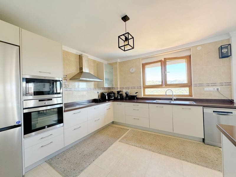 8 bedroom Villa for sale in Marbella with pool garage - € 1,450,000 (Ref: 8727505)