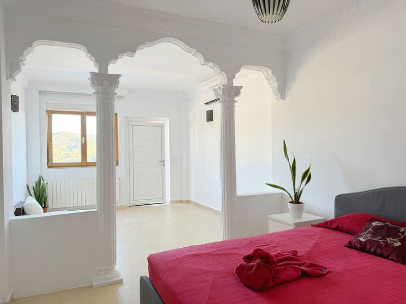 8 bedroom Villa for sale in Marbella with pool garage - € 1,450,000 (Ref: 8727505)