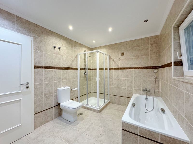 8 bedroom Villa for sale in Marbella with pool garage - € 1,450,000 (Ref: 8727505)