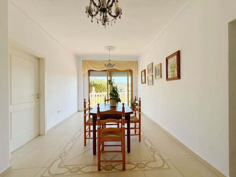 8 bedroom Villa for sale in Marbella with pool garage - € 1,450,000 (Ref: 8727505)