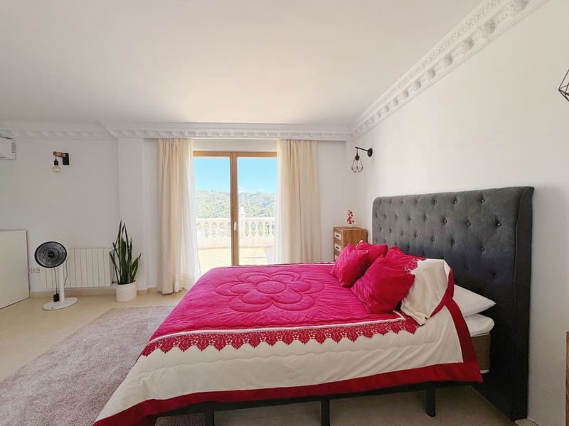 8 bedroom Villa for sale in Marbella with pool garage - € 1,450,000 (Ref: 8727505)