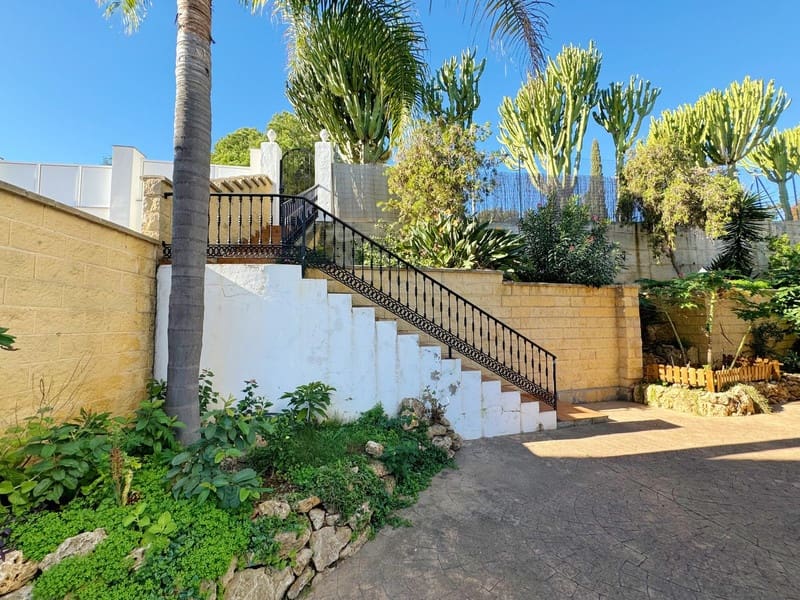 8 bedroom Villa for sale in Marbella with pool garage - € 1,450,000 (Ref: 8727505)